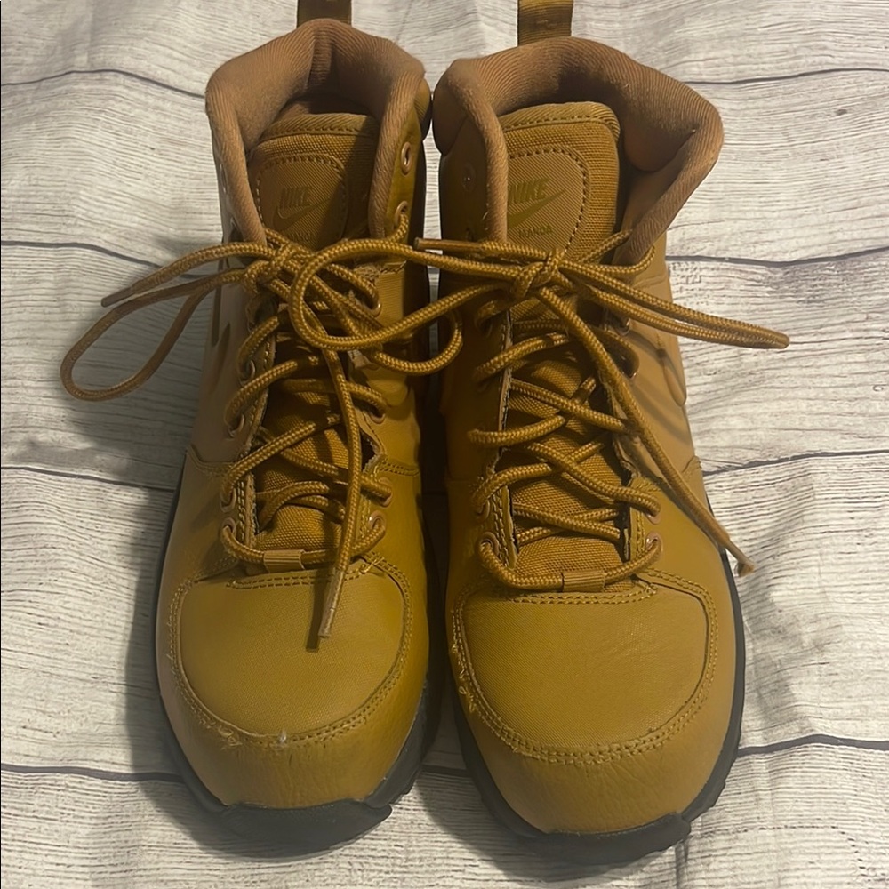 Boys size 5.5 Nike Manoa tan boots - Picture 4 of 6